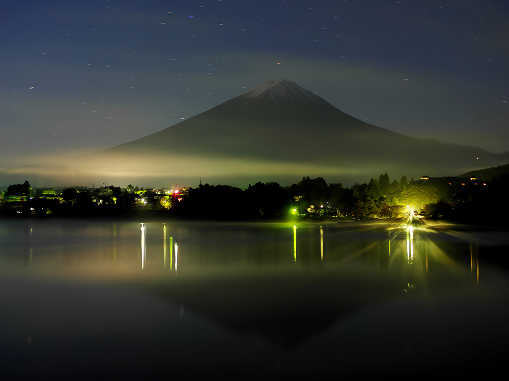 河口湖から望む冠雪の富士