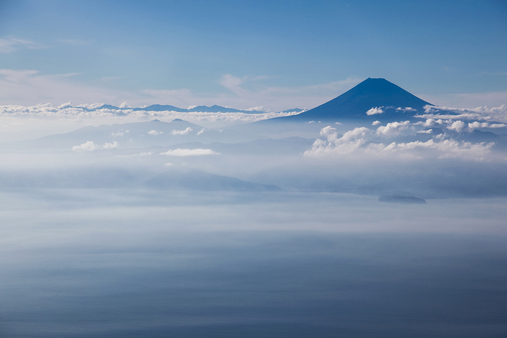 雲海に浮かぶ富士山、空撮　ポスター